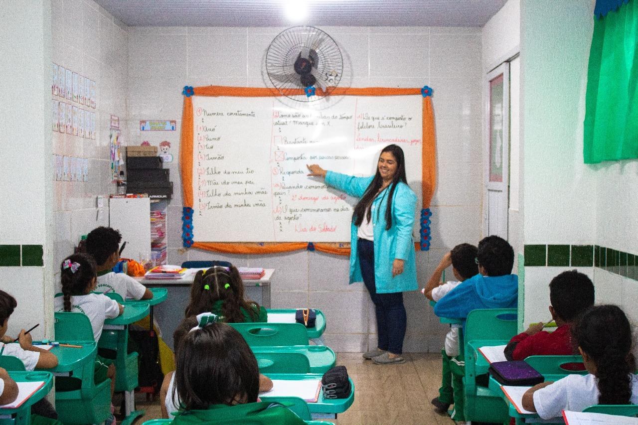 Professora ensinando em sala de aula